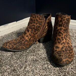 Side zip ankle boots in fake cheetah print suede size 8.5 - like new